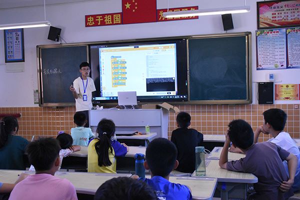 “山河承宇”實踐隊開設(shè)麥昆機器人特色課程|機器人課程進鄉(xiāng)村學(xué)校，點亮學(xué)生科技夢想