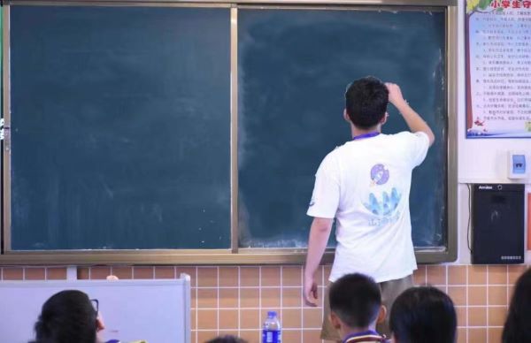 墨韻悠長(zhǎng)，篤學(xué)尚行 ——嶺南師范學(xué)院“山河承宇”社會(huì)實(shí)踐隊(duì)開展書法課程