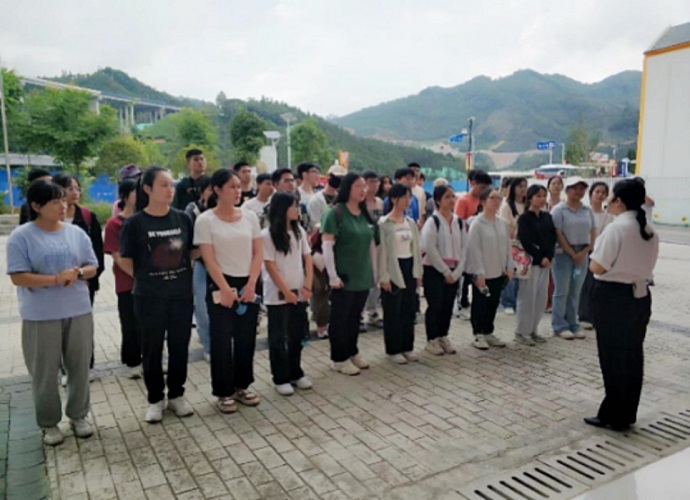 綠水青山，風(fēng)景這邊獨(dú)好；星火燎原，繼續(xù)砥礪前行