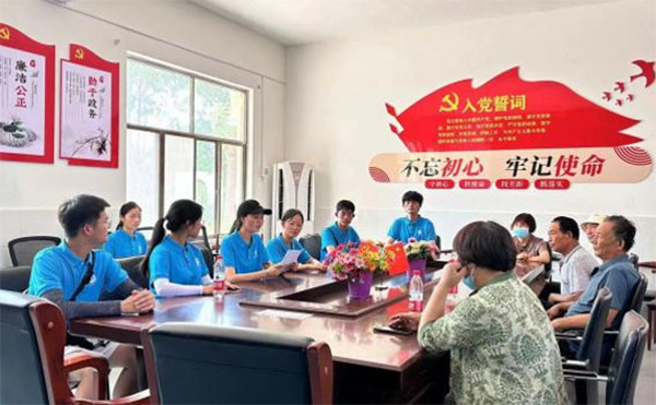 華北水利水電大學(xué)法學(xué)院社會(huì)實(shí)踐隊(duì)在長垣市宋莊便民服