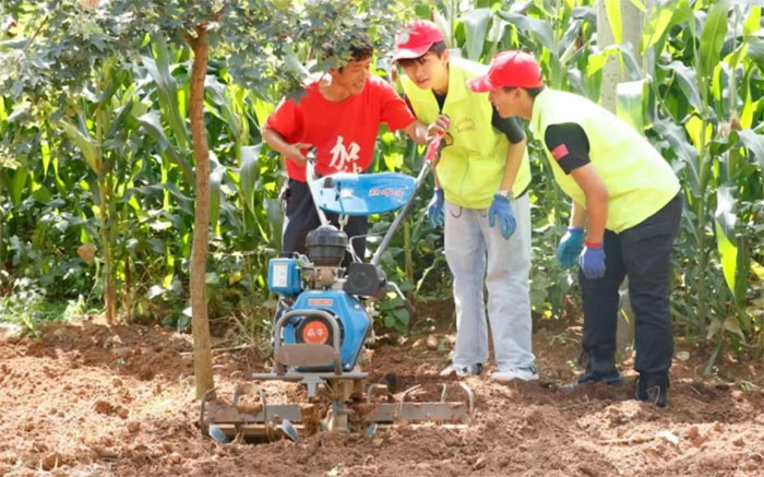 貴州農(nóng)業(yè)職業(yè)學院研發(fā)革命性無線遙控油電混合鋤草機 助力三下鄉(xiāng)服務三農(nóng)
