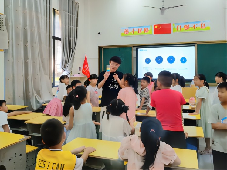 【青春建功，實踐鑄魂】童心相伴同行，共鑄七彩假期——中