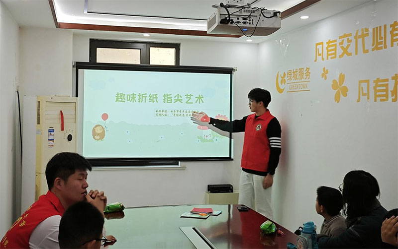 曲阜師范大學體育科學學院“青衿之志 實踐篤行”實踐隊社區(qū)寒假社會實踐——指尖輕舞，折出紙間奇幻童話