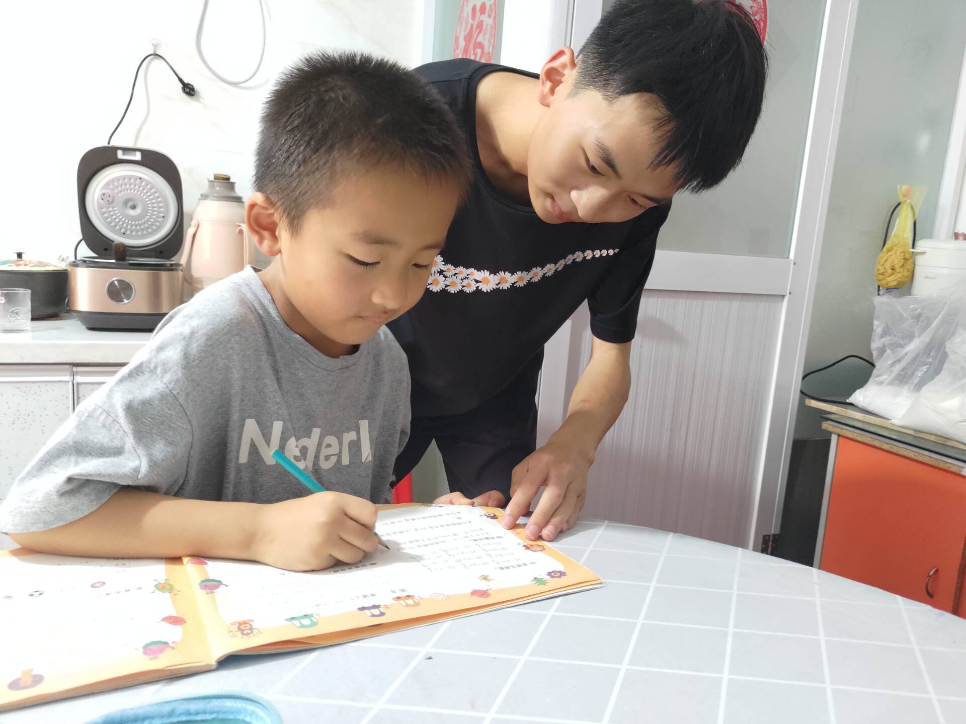 情牽留守，愛(ài)暖童心