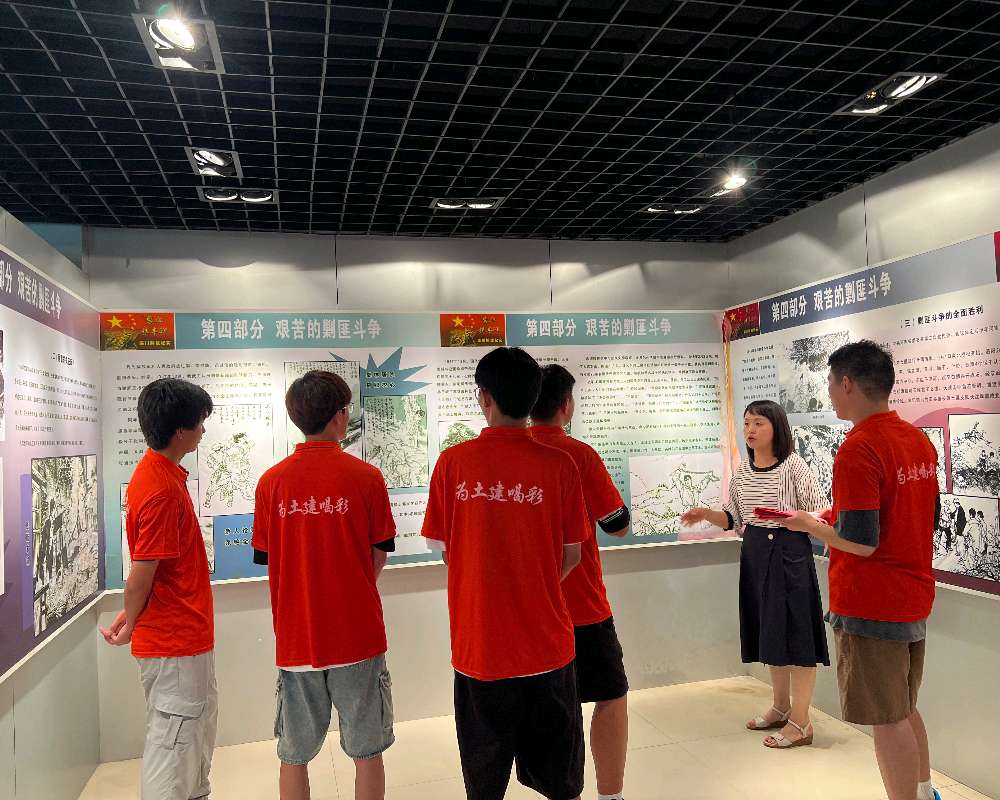 重溫長(zhǎng)征路，言出革命情