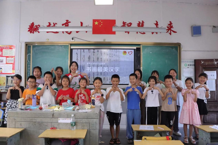 “七彩課堂”走進河溪，助力鄉(xiāng)村兒童創(chuàng)造多彩童年