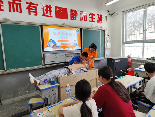 急救知識(shí)進(jìn)校園，為生命套一根安全繩
