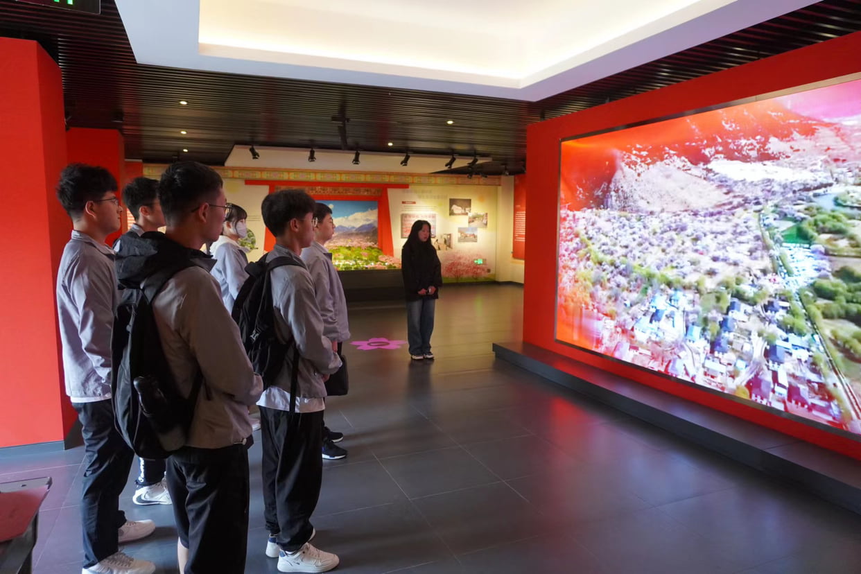 嘎拉村紅色研學(xué)主題教育展覽館開館，河南工業(yè)大學(xué)團(tuán)隊(duì)開