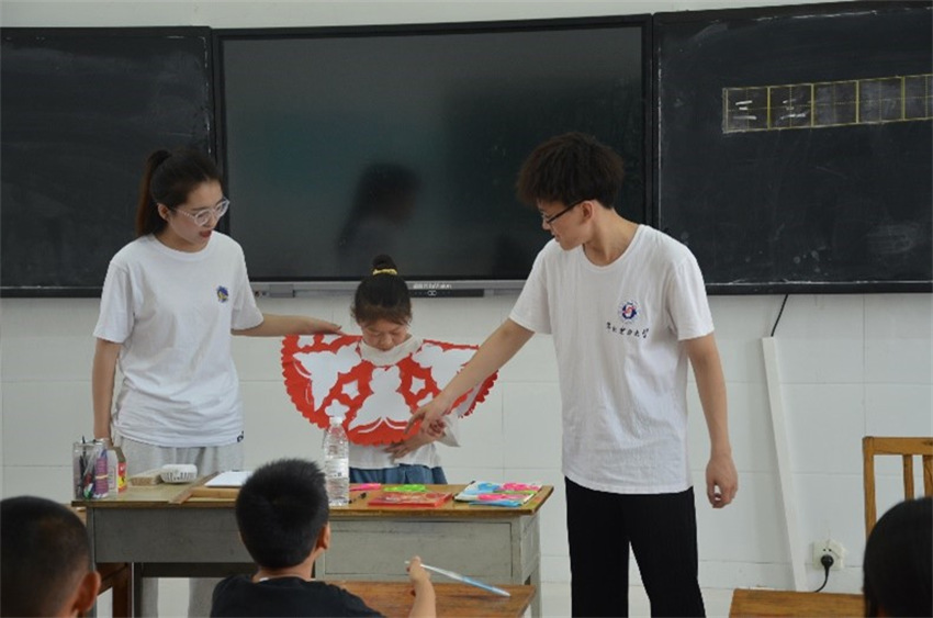 華北電力大學(xué)學(xué)子三下鄉(xiāng)：云肩剪紙潤(rùn)童心