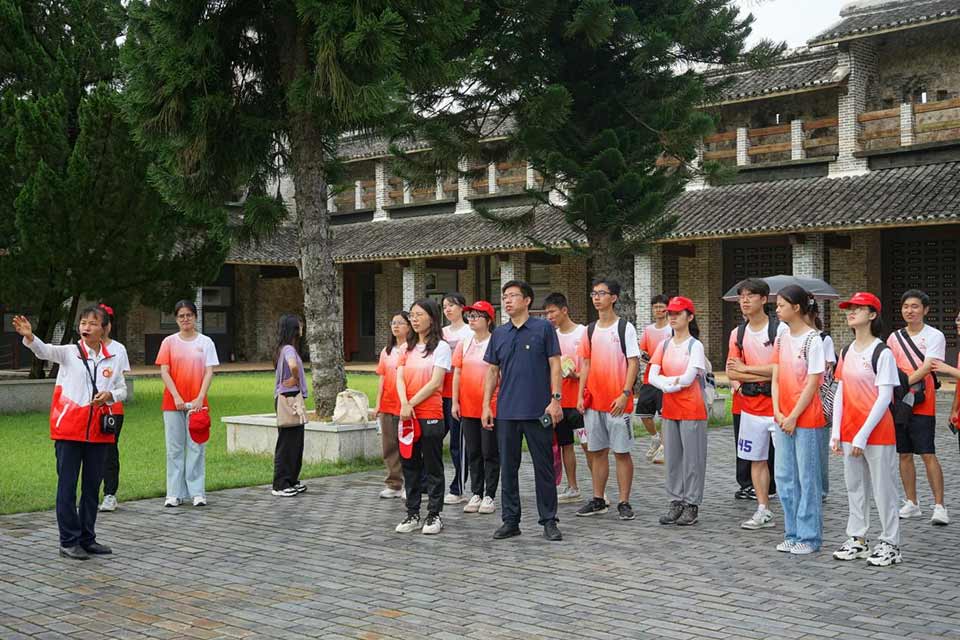 隊(duì)伍成員與老師共同傾聽(tīng)雙峰寨講解員講解 (1)