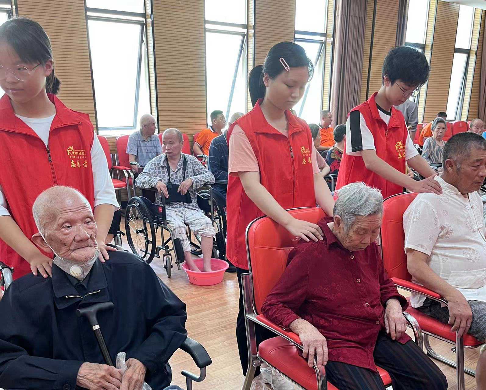 領(lǐng)航溫暖，傳遞愛(ài)心聚焦志愿關(guān)愛(ài)服務(wù)