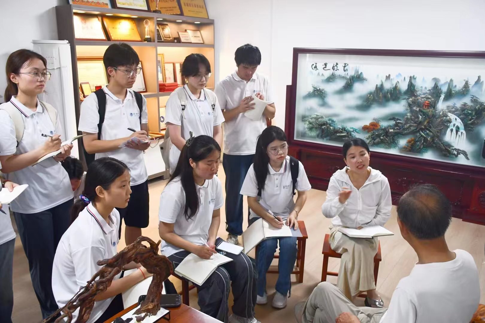 巢湖學(xué)院工商管理學(xué)院赴巢湖“懿本圖”非遺文化傳承實踐團(tuán)前往省級非遺樹雕畫傳承
