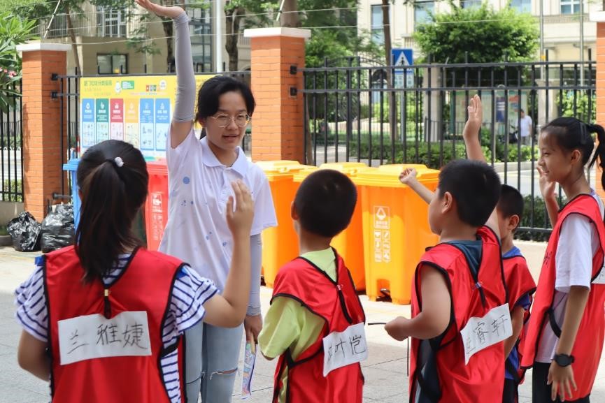 道德之燈照信毅，文明之風(fēng)存童心