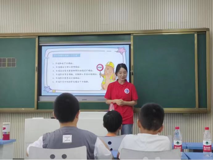 池州學院學子赴池州市貴池濱湖實驗小學開展“愛幼支教-教育關愛留守兒童”暑期社會實踐活動