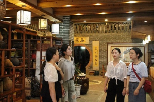 茶業(yè)發(fā)展 品牌先行|湘潭大學(xué)赴六堡茶鄉(xiāng)暑期社會(huì)實(shí)踐團(tuán)深入調(diào)研梧州六堡茶企