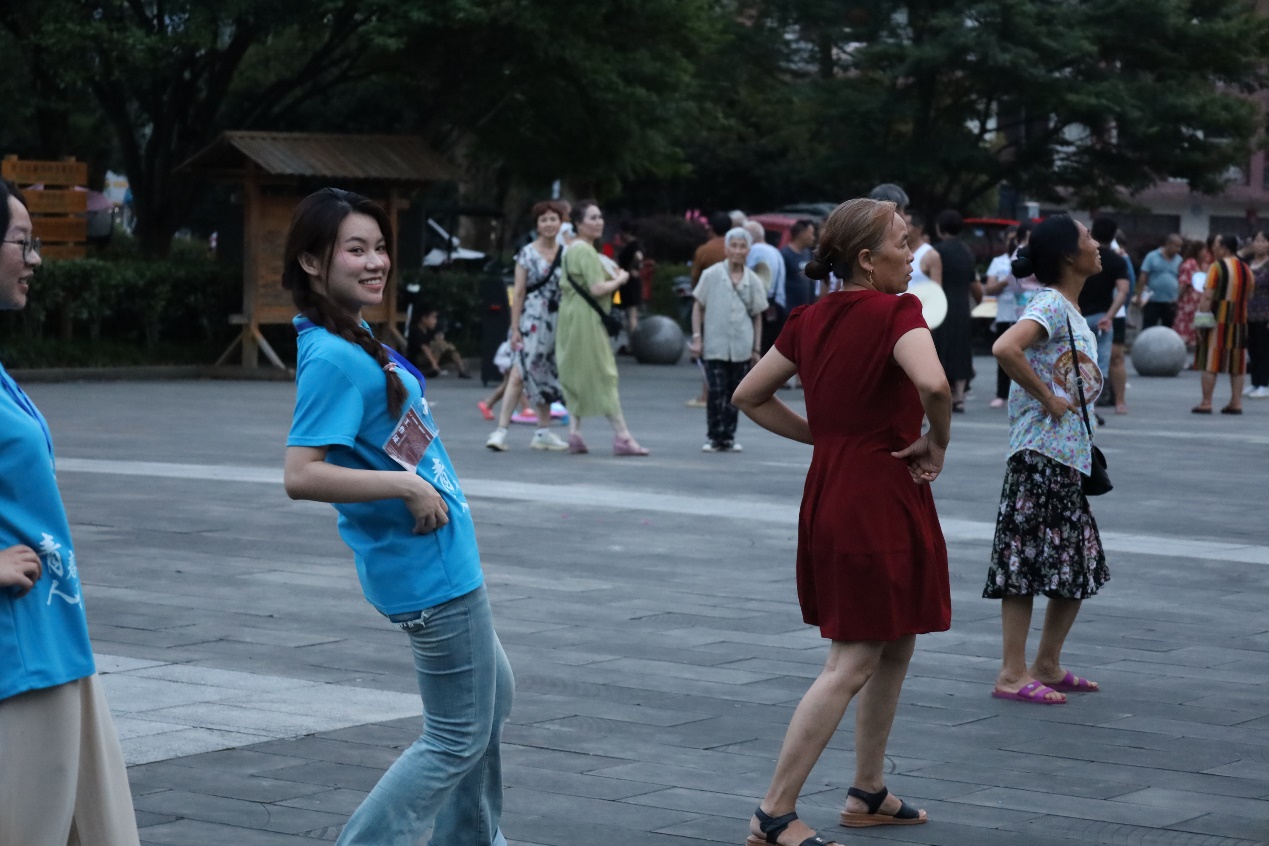 青春人科進(jìn)行時(shí)：心橋相連情綿綿，舞影蹁躚繪民俗 中國青年網(wǎng)7月18日電（通訊員 王千嬈）2