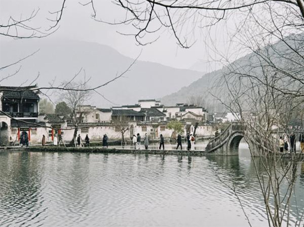 福建農(nóng)林大學(xué)“探尋徽州文化，弘揚(yáng)古 韻新風(fēng) ”實(shí)踐研學(xué)隊(duì)伍開展寒假社會(huì)  實(shí)踐——探索徽派建筑技藝， 體悟非遺民俗文化