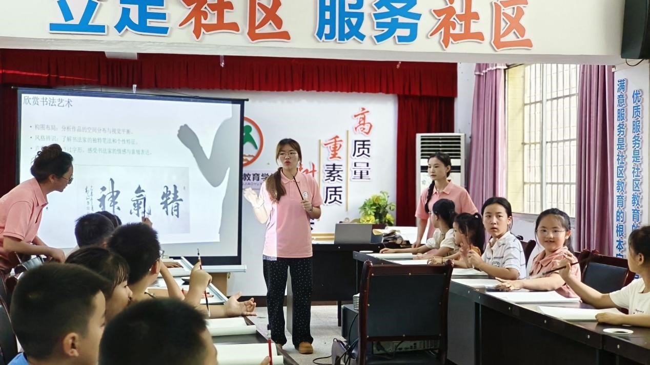 耕耘金色心田：“四葉草”習(xí)近平新時代中國特色社會主義思想宣講團開展“以墨為底，感