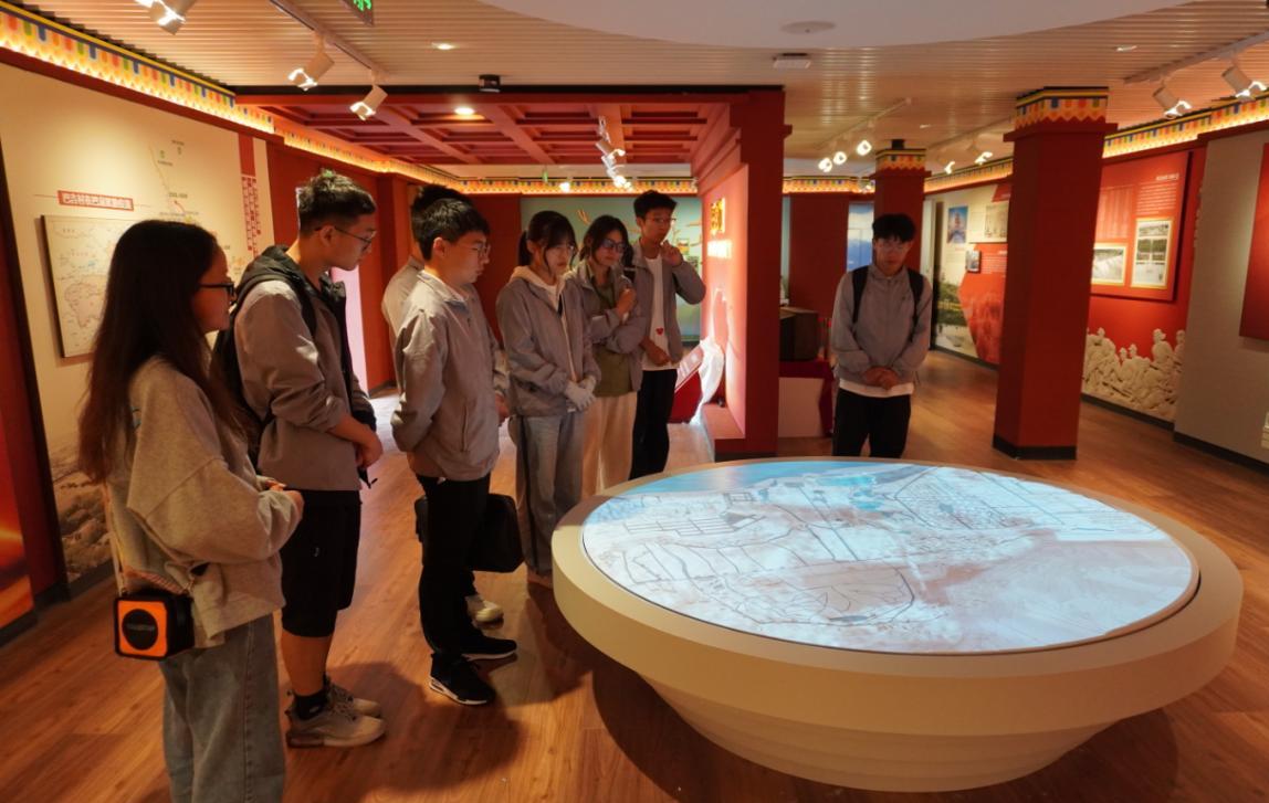 紅色之旅：河南工業(yè)大學學生團隊踏上西藏，追尋歷史與團結(jié)