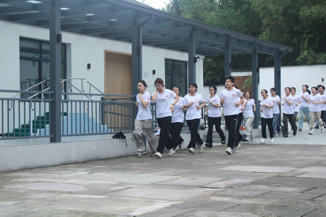 金院學(xué)子織廠行，校地共織反邪網(wǎng) ——浙金院暑期實(shí)踐團(tuán)