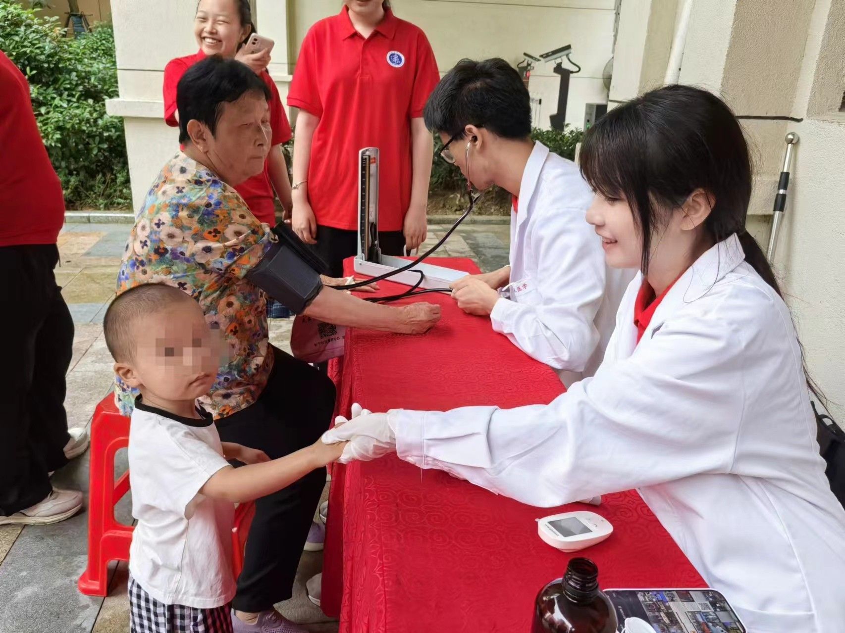 晚霞中的健康夢(mèng)：安醫(yī)臨院學(xué)子關(guān)注老年人睡眠健康——“醫(yī)夢(mèng)同行”社會(huì)實(shí)踐隊(duì)開(kāi)展暑