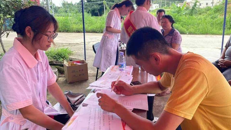 情系仲夏資助同行，感恩喜樂“診”送安康