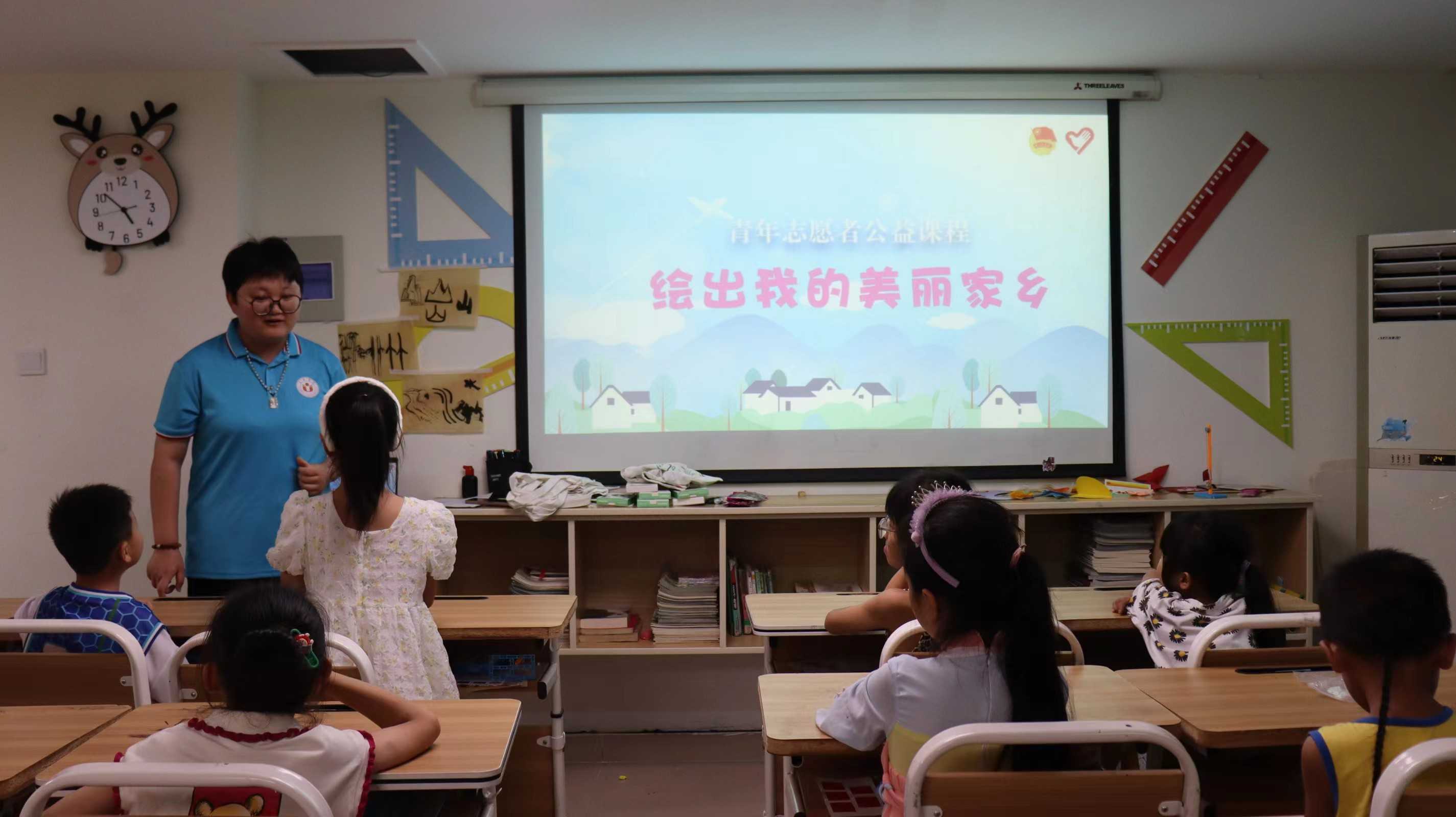 童心妙筆繪家鄉(xiāng)，鄉(xiāng)情無改淌心田
