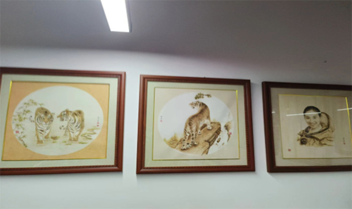火木傳經(jīng)典，鐵筆繪從容