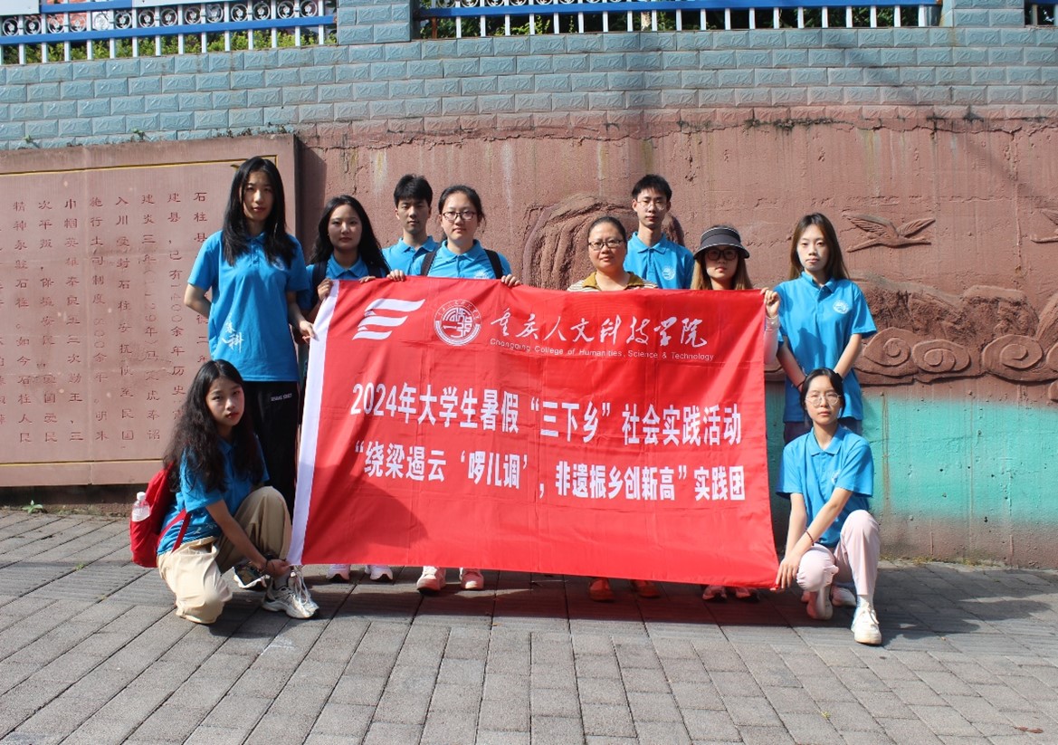 碉樓長(zhǎng)廊映古韻，草場(chǎng)啰調(diào)振鄉(xiāng)音