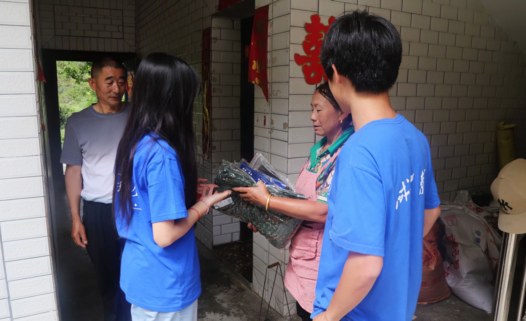 成理理工大學(xué)：暖心贈衣，守護童心與夕陽