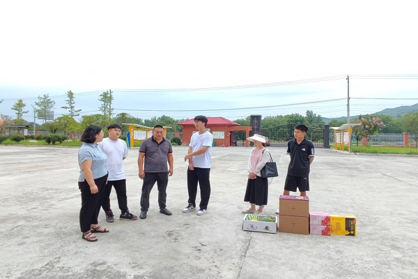 共青團崇陽縣團委慰問武昌理工學院崇陽啟明星志愿服務(wù)