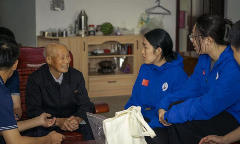 朝暮辰相伴，情暖老人心|體育與健康學(xué)院“步步生花”實(shí)