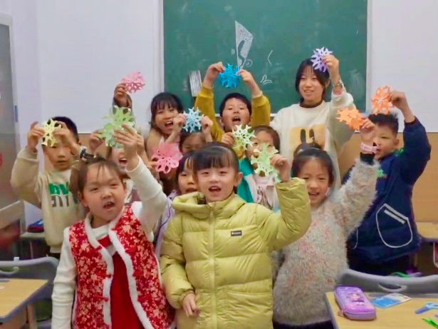 紅紙裁春映梨園，稚手傳承福滿堂