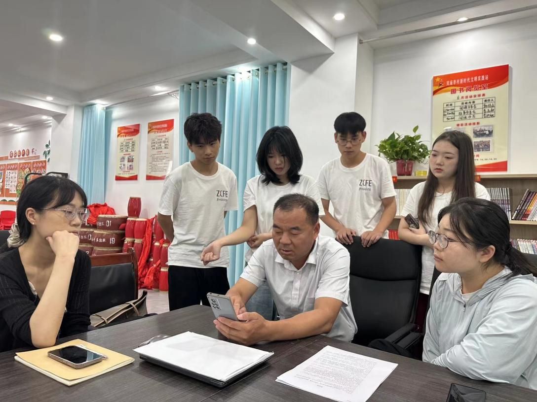 三下鄉(xiāng)“青耕河南 甜蜜興農”|鄭小商暑期社會實踐團助農直播“青”上陣