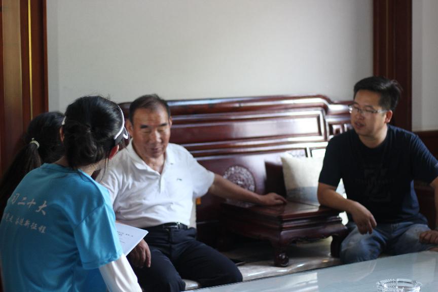 安農(nóng)大學(xué)子三下鄉(xiāng)：80歲老人自費(fèi)教孩子畫畫，為陶寓村鄉(xiāng)村