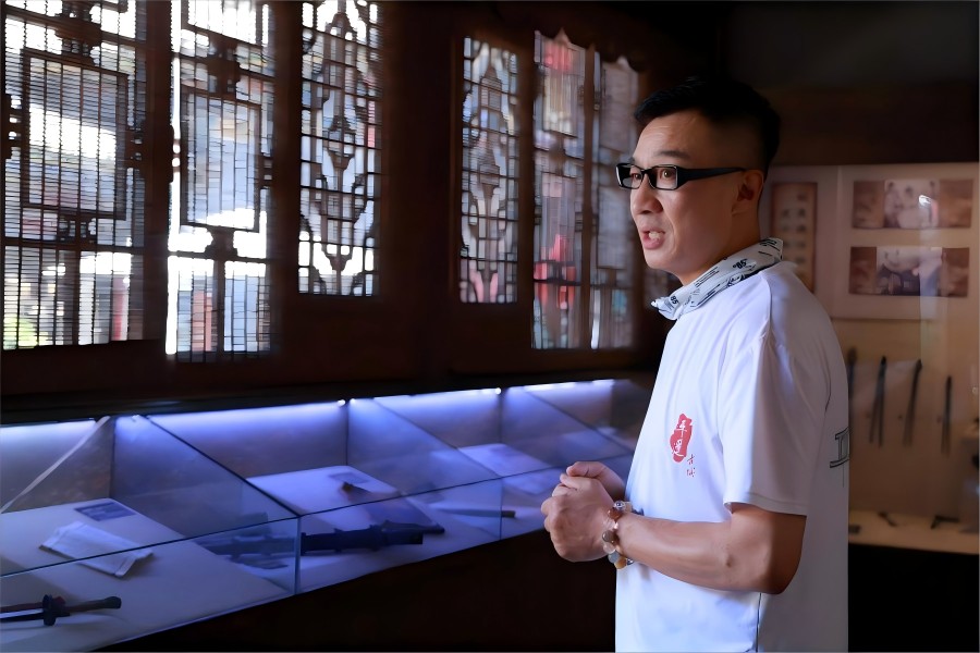 北航“拾文思源”實(shí)踐隊(duì)探秘平遙非遺瑰寶丨古兵器、布鞋與堆繡技藝的璀璨傳承