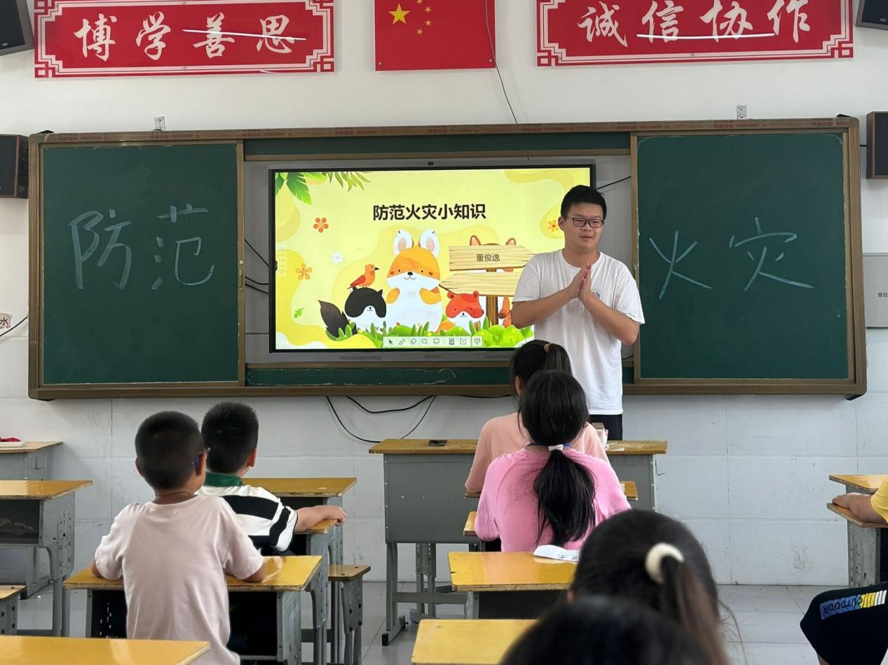 “筑牢安全防火墻，共學(xué)火災(zāi)預(yù)防術(shù)”武昌理工學(xué)院云夢(mèng)書韻志愿服務(wù)隊(duì)開展“防范火災(zāi)