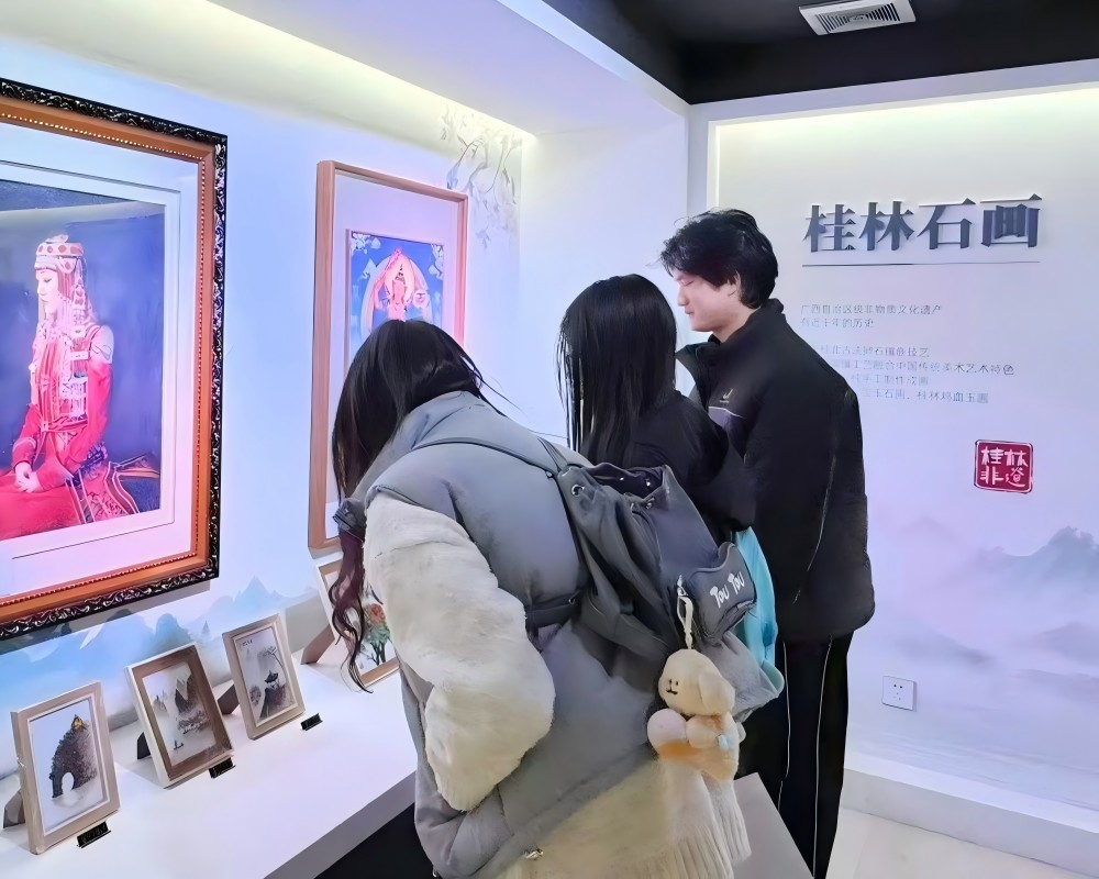 非遺入課堂，美育新篇章——廣西師范大學美術(shù)學院“藝心傳承”實踐隊開展社會實踐活動