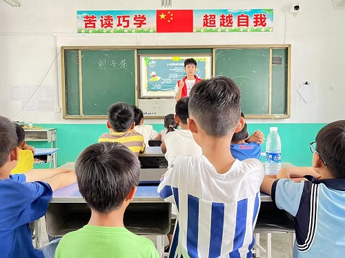 南京財經(jīng)大學(xué)學(xué)子三下鄉(xiāng)：靈動時光舞筆墨，文體課程燃童心