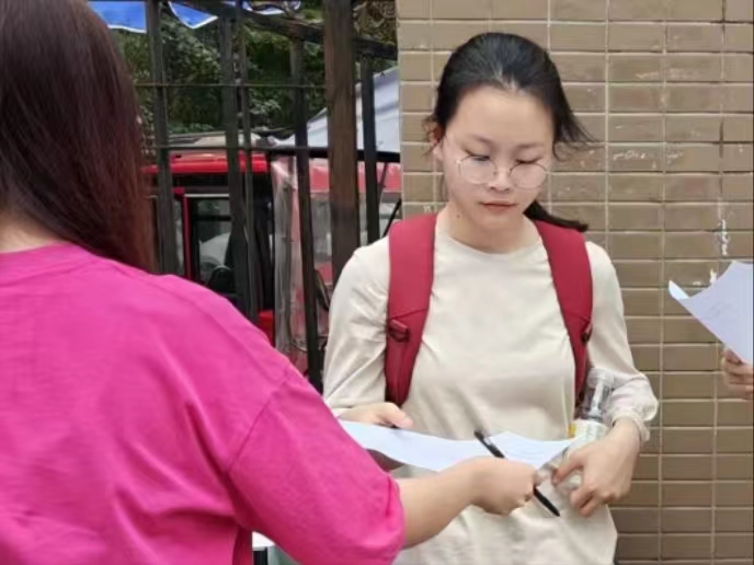 西南石油大學(xué)法學(xué)院暑期社會實踐隊青春助大運(yùn)，宣講進(jìn)課