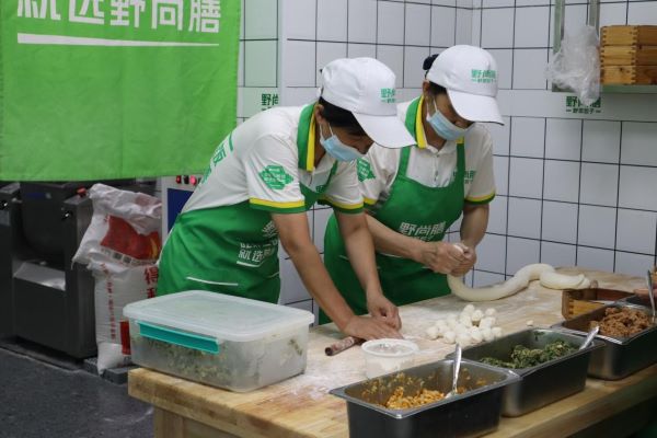 南財(cái)招財(cái)進(jìn)“包”團(tuán)隊(duì)：線下門店深入考察，“包”打天下促進(jìn)就業(yè)