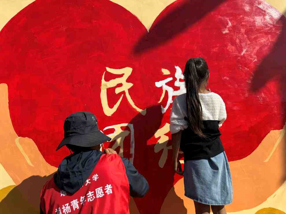 塔里木大學(xué)暑期三下鄉(xiāng)實(shí)踐團(tuán)助力鄉(xiāng)村振興：愛(ài)心支教行，七彩暖童心