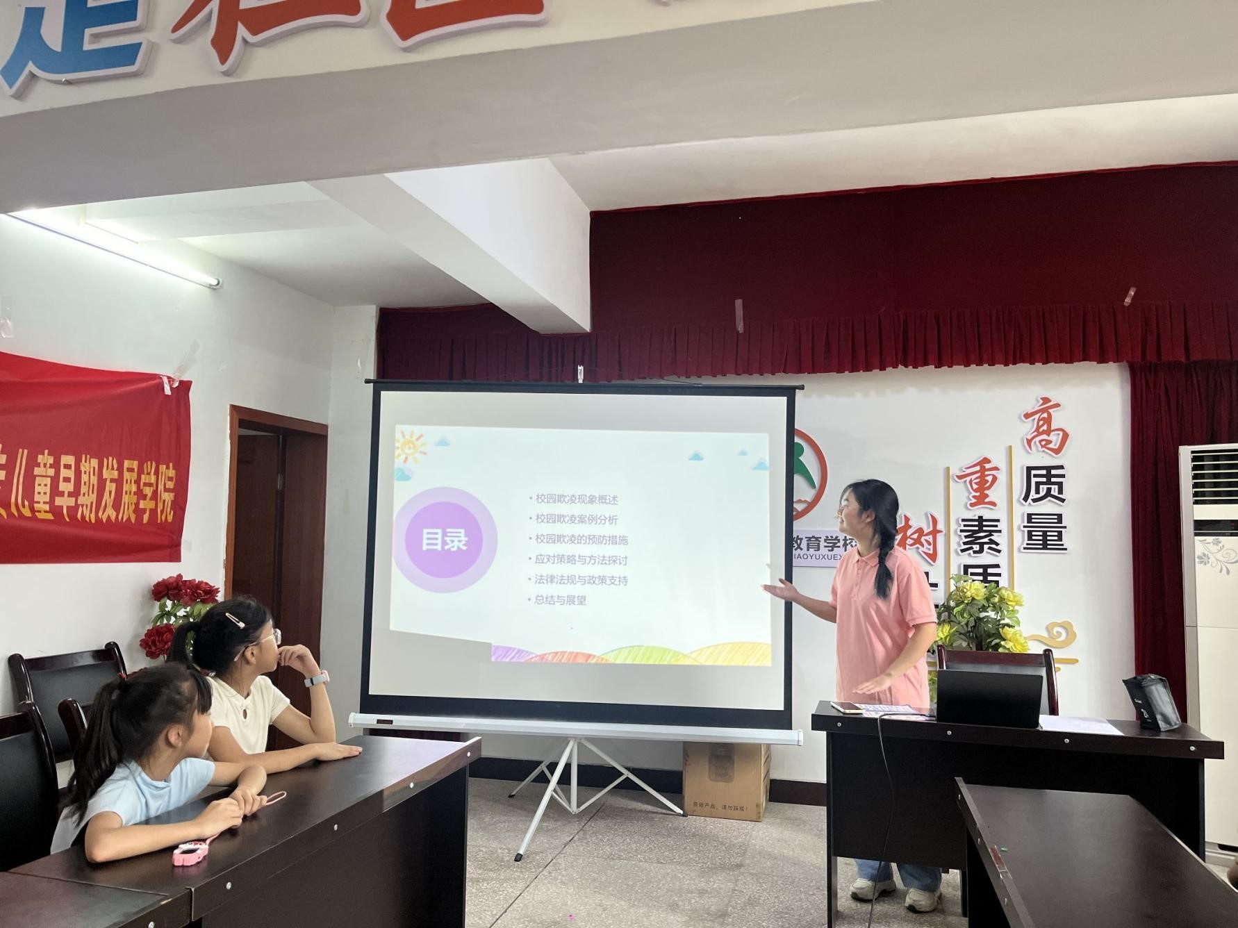 共建七彩家園：“四葉草”習(xí)近平新時(shí)代中國特色社會主義思想宣講團(tuán)開展“法進(jìn)社區(qū)，德