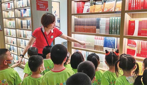 市二幼組織幼兒開展讀書節(jié)社會(huì)實(shí)踐活動(dòng)