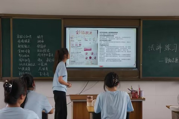 崇陽(yáng)村委會(huì)書記為湖北一高校支教隊(duì)送小龍蝦——送溫暖！