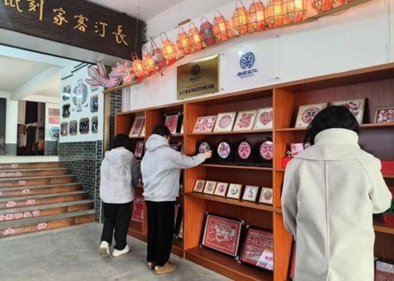 “汀州匠心”非遺剪紙文化實(shí)踐隊(duì)開展 “素紙雕鏤繪新卷，汀州遺韻映鄉(xiāng)土”主題 社會(huì)實(shí)踐活動(dòng)