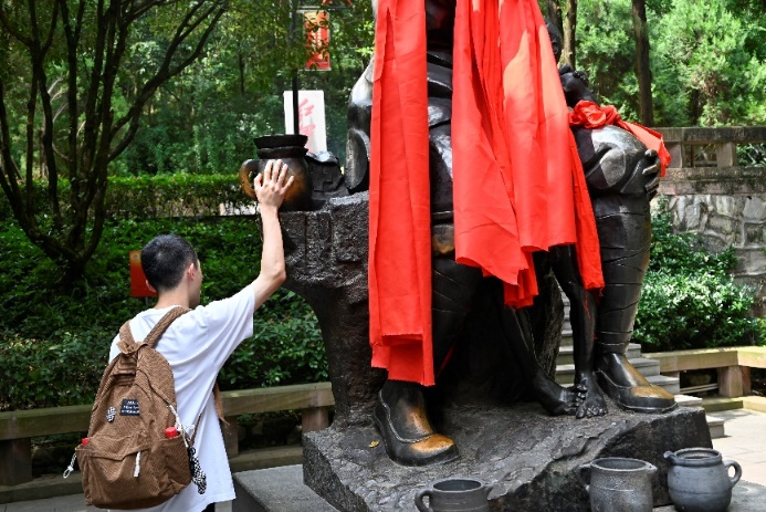 南京郵電大學(xué)實(shí)踐團(tuán)至紅軍山烈士陵園追尋革命蹤跡，傳承紅色精神