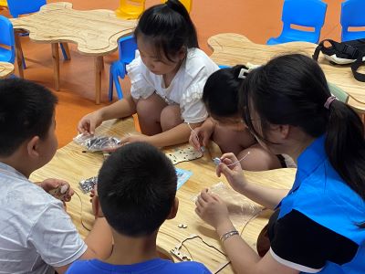 華北電力大學(xué)電子與通信工程系在保定市圖書館開展“科創(chuàng)未來，點(diǎn)‘芯’筑夢(mèng)”暑期社會(huì)實(shí)踐活動(dòng)