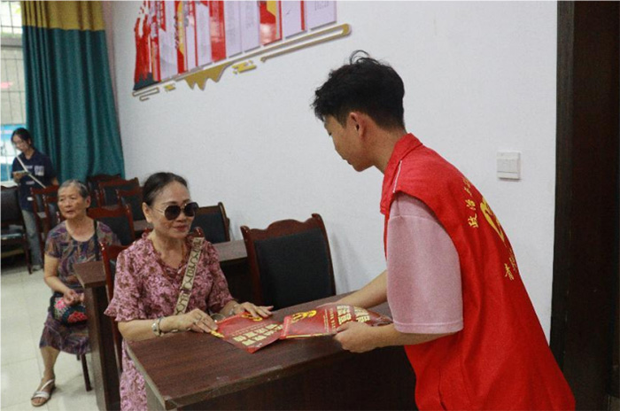 內(nèi)江師范學(xué)院學(xué)子暑期三下鄉(xiāng)：法治建設(shè)步步高，普法宣傳聲聲到