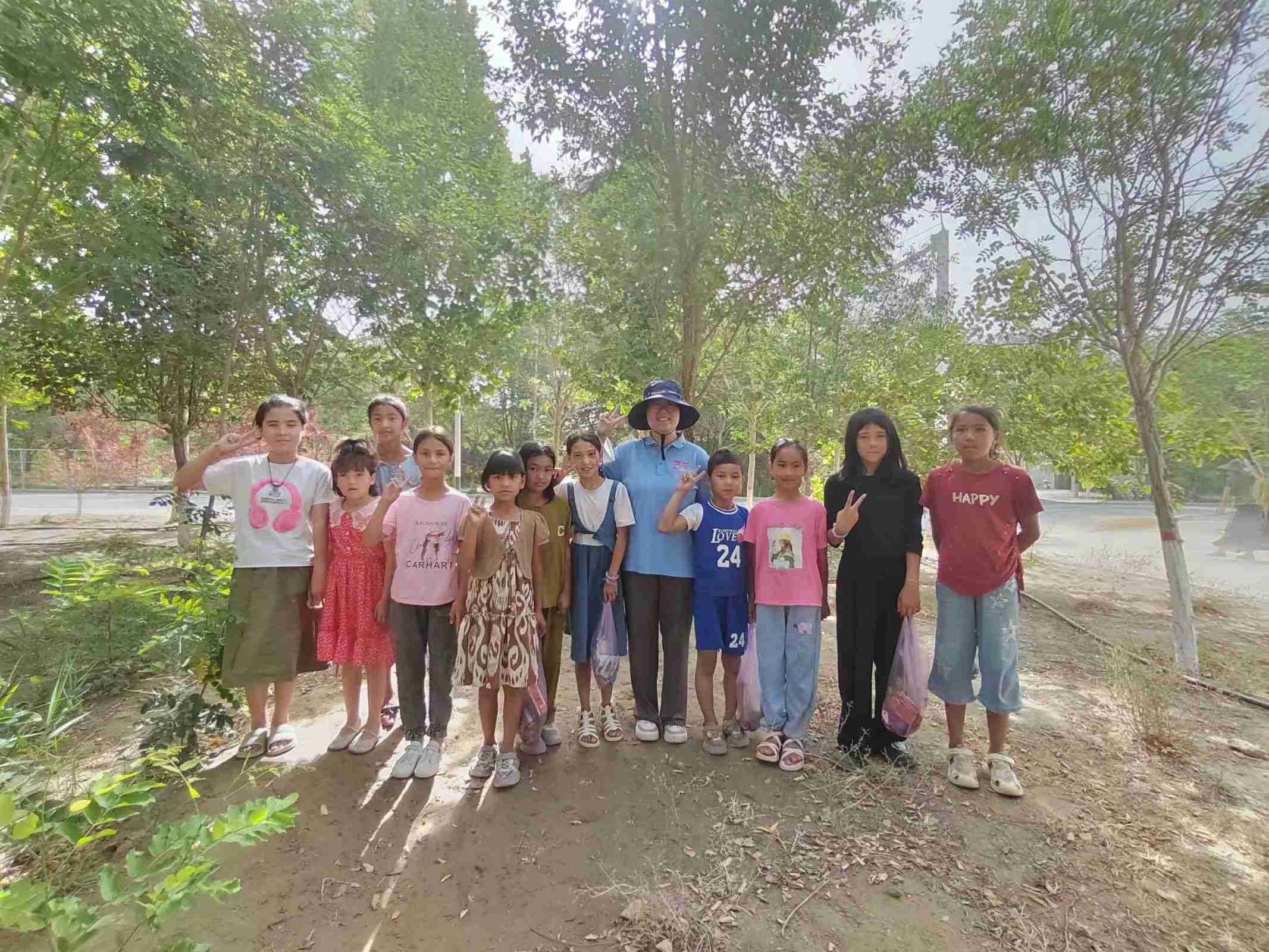 石榴花開，熠路相伴